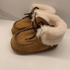 New UGG Brown Baby Booties with Cream Fur Suede sz 2-3